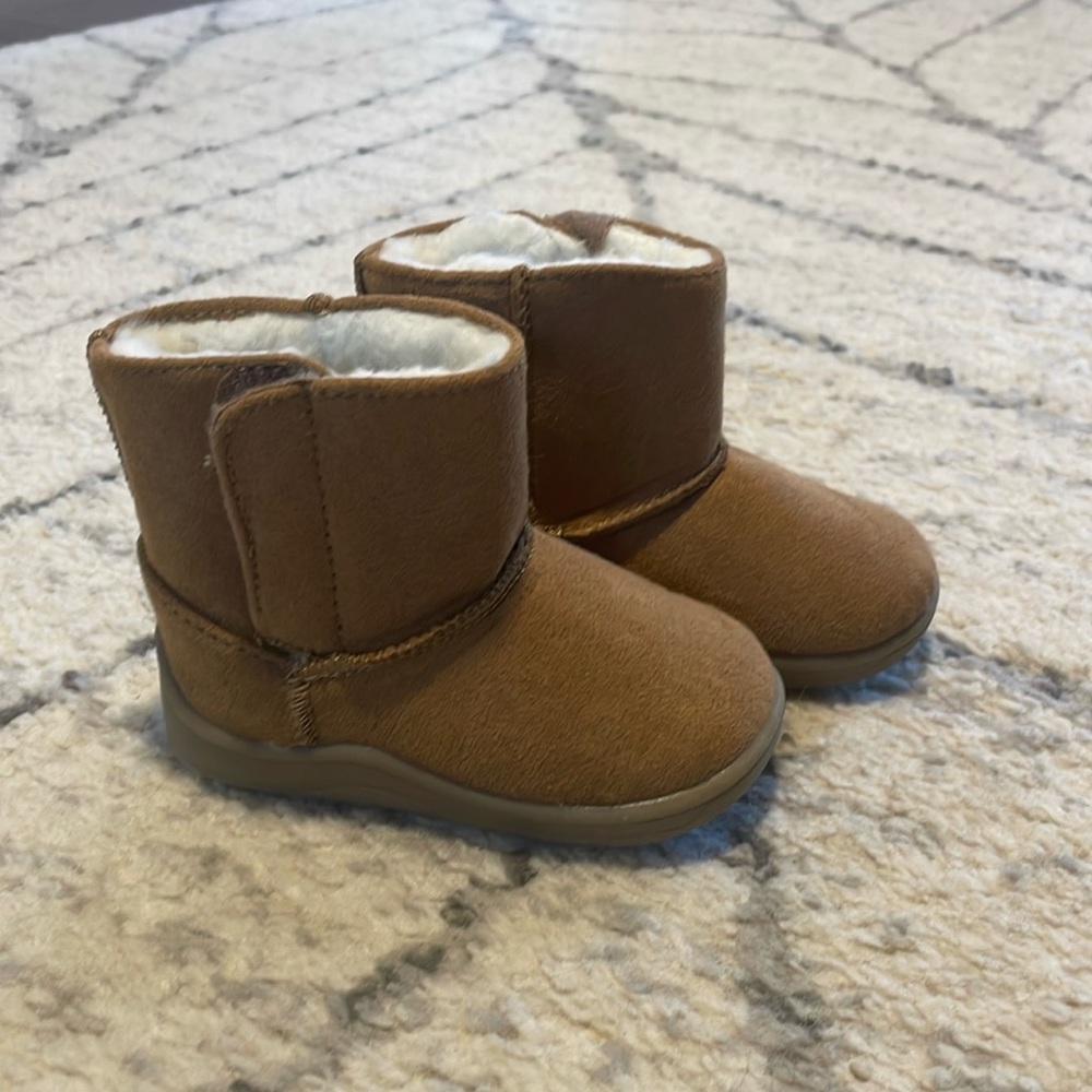 Infant girl tan booties size 4-wonder nation